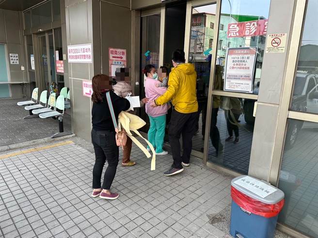 一名男婴的阿嬷跟姑姑抱着他到派出所求救，警方立即开车助送医。（警方提供／张亦惠台中传真）