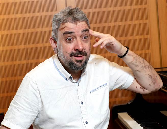 睽違5年，烏克蘭鋼琴家列夫席茲再次來台，為觀眾演奏多套巴哈全本作品。（鄭任南攝）