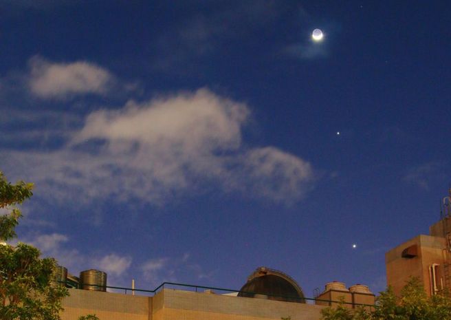 台北市立天文科学教育馆分享，今晚天空出现「双星拱月」的罕见星象。（图／翻摄臺北天文通脸书）