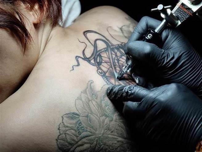 刺青越来越普及，许多人手臂或背部都有大片刺青。(示意图／shutterstock)