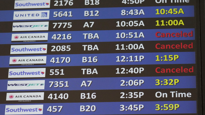 犹他州盐湖城国际机场告示板显示，22日有许多离境航班取消。（图／美联社）
