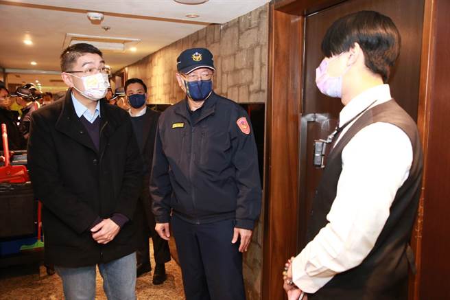 谢国梁亲自带队并了解加强临检勤务，强调打击帮派犯罪决心。（基隆市政府提供／徐佑升基隆传真）