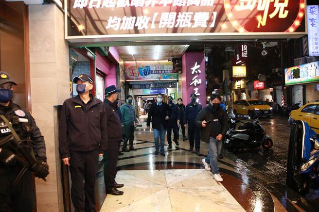 扩大临检现场可见有许多荷枪实弹的员警。（基隆市政府提供／徐佑升基隆传真）