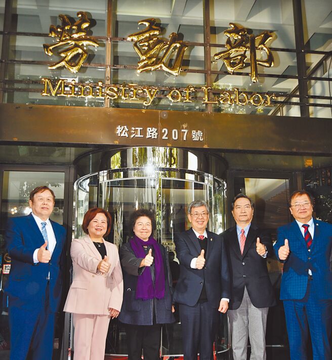 劳动部乔迁典礼22日举行，行政院院长陈建仁（右三）、行政院政务委员罗秉成（右二）、监察院长陈菊（左三）、劳动部长许铭春（左二）22日出席揭牌典礼。图／顏谦隆