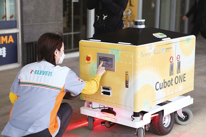 工研院机器人外送员Cubot ONE整合C-V2X车联网技术，能精准接收订单、执行外送任务，确保不漏单。图／工研院提供