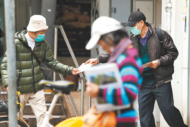 政府即将普发6000元现金，有望刺激内需，但学者认为，对经济成长率的贡献恐怕不如预期。图为民眾逛街拿取传单。（杜宜谙摄）