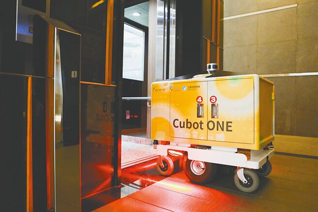 全台第1个机器人外送员「Cubot ONE」相当聪明，不但能避开障碍物，也会搭电梯。（工研院提供／柯宗纬高雄传真）