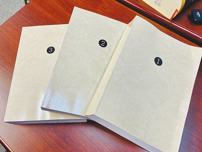 台南医生王文哲提告名医妻子和前旅美球星王建民过从甚密、侵害他配偶权，不过败诉。王22日拿出3大本妻子与王建民的对话纪录，表示会上诉。（曹婷婷摄）