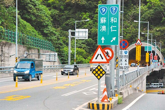 228连假，苏花改（苏花路廊）车潮上看10万辆次，公路总局与警方视动态调整号志、交通疏导，并呼吁避开尖峰时段。（王志伟摄）