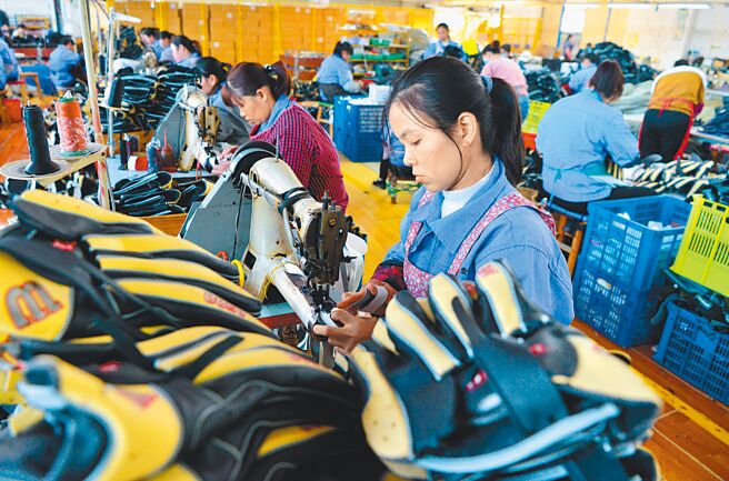 大陆国台办表示，支持台企在大陆A股上市；此外，台湾主要工商团体也将陆续启动访陆计画。图为大陆福建省连城县庙前台商投资工业集中区，眾多台商棒球企业正赶工生产国内外的订单。（中新社）