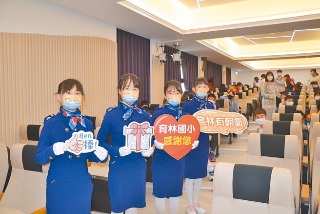 新北市树林区育林国小斥资700万元，改造使用近30年的演艺厅，整新后彷佛豪华座舱。（蔡雯如摄）