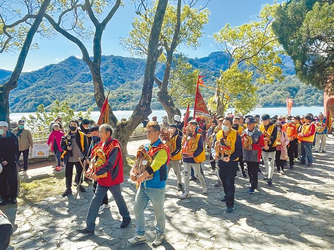 桃园石门水库水上遶境，28艘船艇载着神明游湖祈福，并在阿姆坪码头上岸举行祭拜仪式。（吕筱蝉摄）