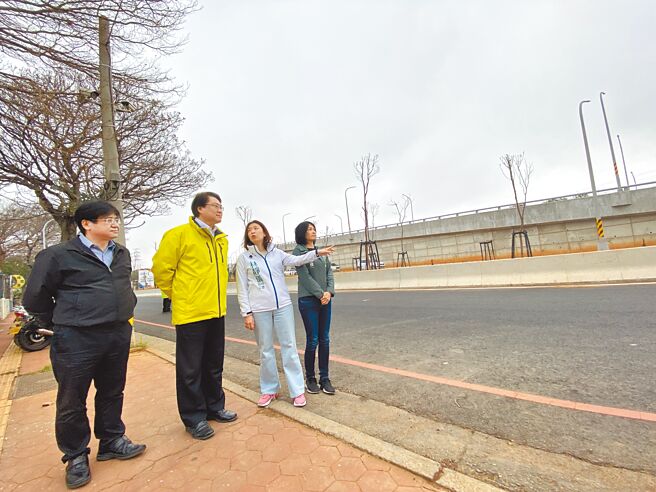 内政部长林右昌（左二）22日到台中龙井视察「台中市龙井区中科园区西南向联外道路」工程进度。（冯惠宜摄）