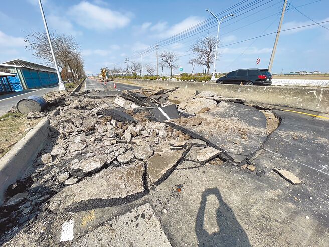 嘉义县新港乡嘉164线西往东，新港往民雄方向一处自来水公司封闭工程路段，22日约6至8米路段路面不明原因隆起，柏油铺面爆裂。（黄启豪提供／吕妍庭嘉义传真）