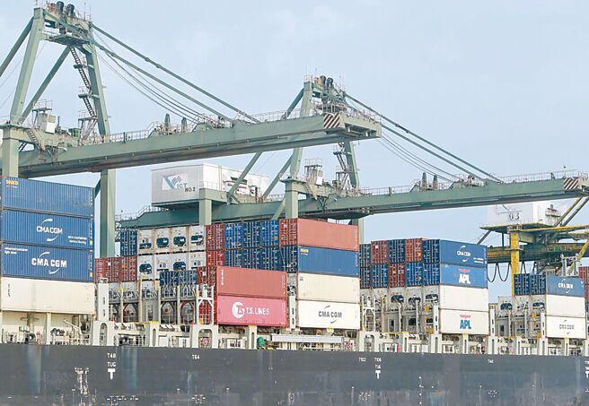 作为越南经济火车头，胡志明市在吸引投资方面一直处于领先地位。图为胡志明港。（中新社）