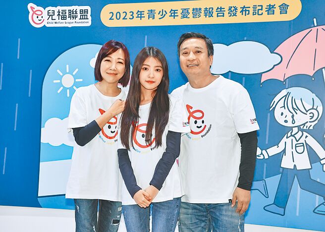 王中平（右）、余皓然（左）夫妻昨带女儿韩菲出席记者会。（罗永铭摄）