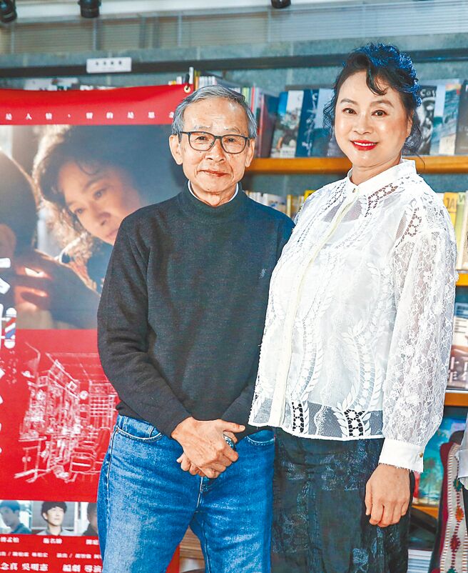 监制吴念真（左）和陆小芬昨为《本日公休》受访。（粘耿豪摄）