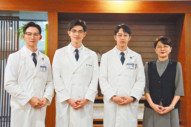 温升豪（左起）、梁正群、胡宇威、葛蕾昨出席大爱新戏记者会。（大爱提供）