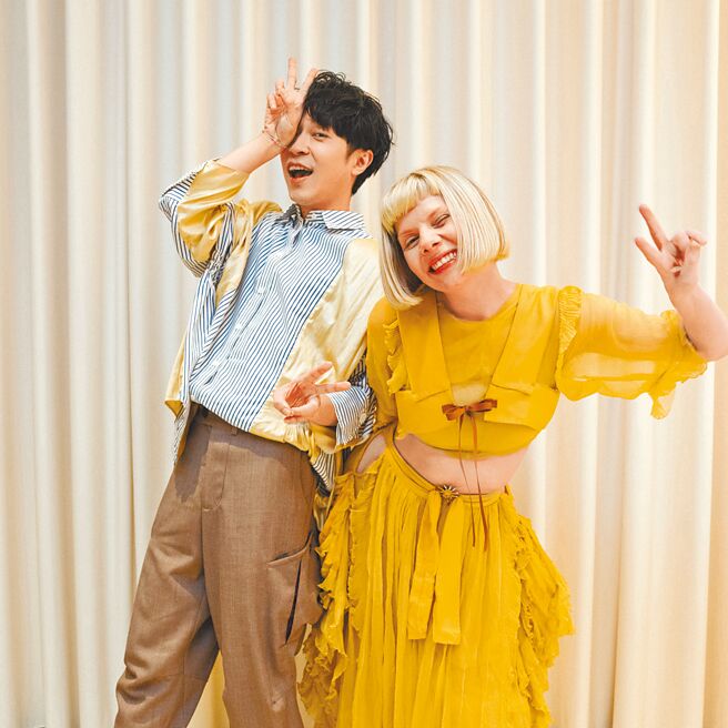 欧若拉（右）首度来台开唱，好友吴青峰惊喜助阵。（环球音乐提供）