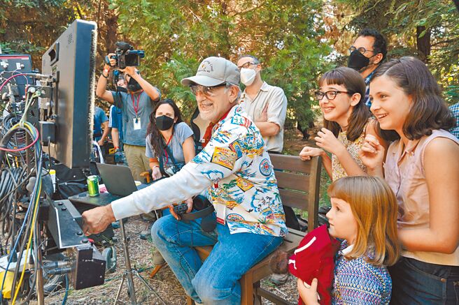 史蒂芬史匹柏（前）神采奕奕地在片场导戏。（UIP提供）