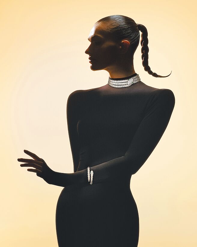 宝格丽欢庆Serpenti珠宝75周年，形象广告以柔美的女体曲线呼应Serpenti灵蛇神秘蜿蜒的线条。（BVLGARI提供）