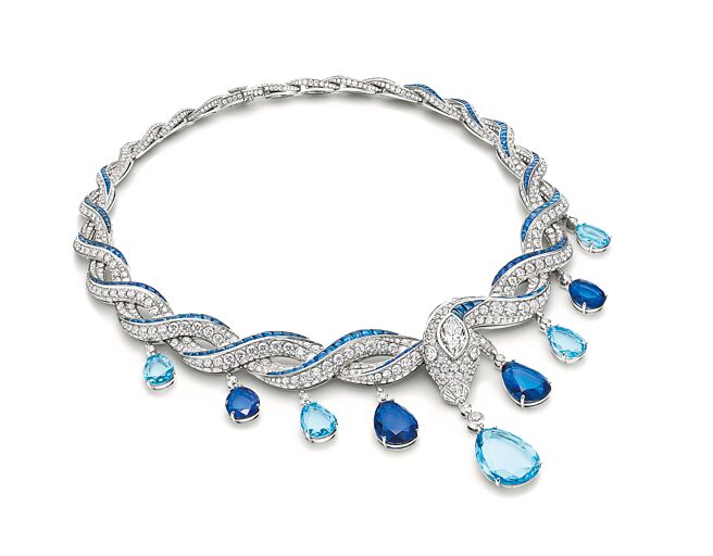 宝格丽为庆祝Serpenti珠宝75周年，推出Serpenti by Refik Anadol展览独家Blue Heaven顶级彩宝与钻石项炼。（BVLGARI提供）