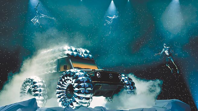 MONCLER THE ART OF GENIUS创艺大秀最受讨论的展场之一，是与汽车品牌宾士的合作展出。（MONCLER提供）