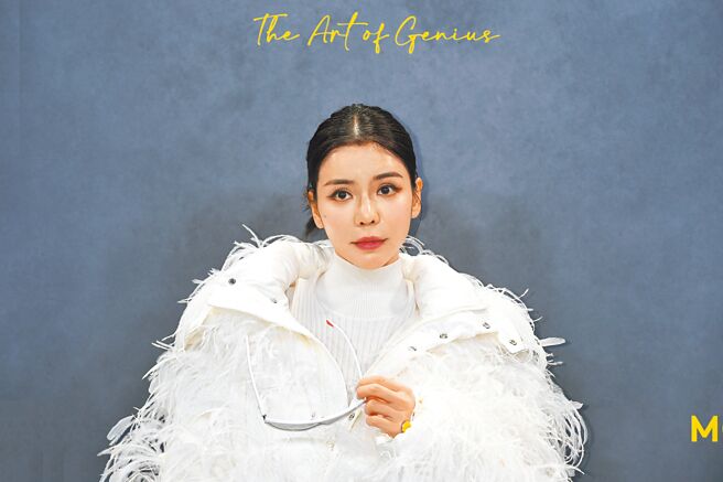 李毓芬以白色羽绒外套搭配同色系高领上衣，外套上的白色羽毛气场十足。（MONCLER提供）