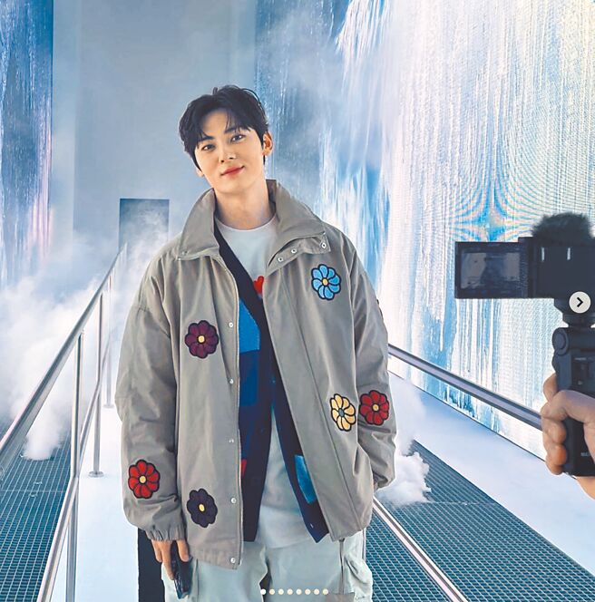 韩星黄旼炫现身MONCLER大秀，花花外套让粉丝大讚太帅了。（摘自IG）