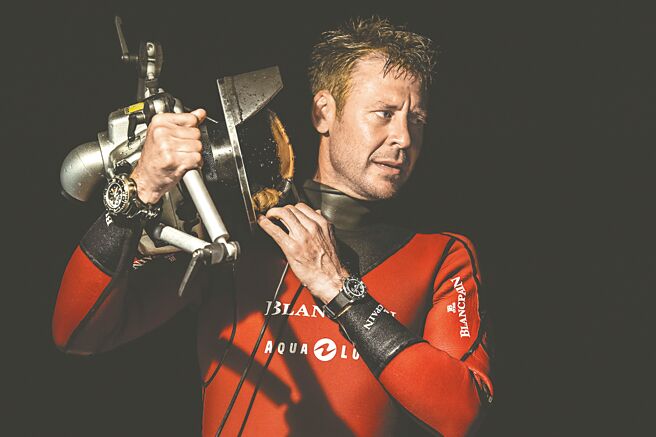 腔棘鱼探险研究计画创办人Laurent Ballesta与宝珀表联手设计Tech Gombessa的潜水表。（Blancpain提供）