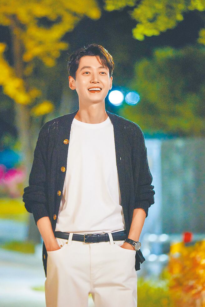 郑敬淏在《浪漫速成班》中饰补教名师。（Netflix提供）