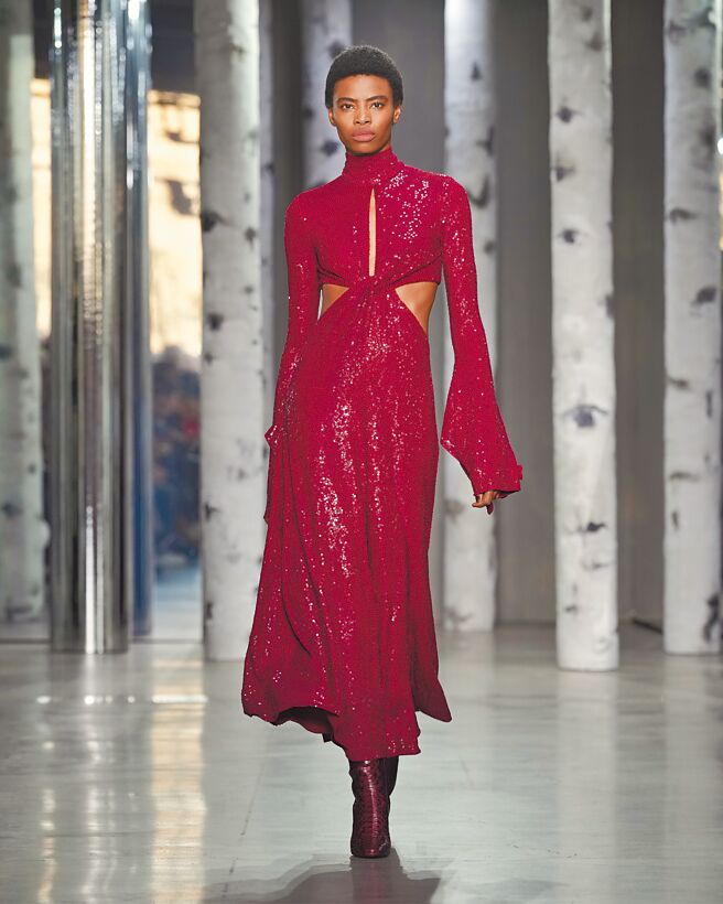 本季运用许多挖空手法，凸显女性线条。（Michael Kors提供）