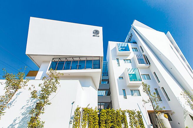 顶级饭店「天成文旅-绘日之丘」（见图）为迎接即将来临的4月22日世界地球日及响应环保署7月旅宿业限用一次性备品，全球旅游减塑倡议下，看好永续旅游市场趋势，于即日起至12月21日止，推出「欢迎来嘉 环保爱地球连住两晚再8折」入住3天2夜双人房2880元起，3人房4160元起，响应环保不提供牙刷、刮刀、梳子等一次性塑料包装备品，续住第2晚不提供打扫及更换布巾备品服务，让旅人探访嘉义的美好，来趟纾解身心的绿色永续之旅。（天成文旅提供）