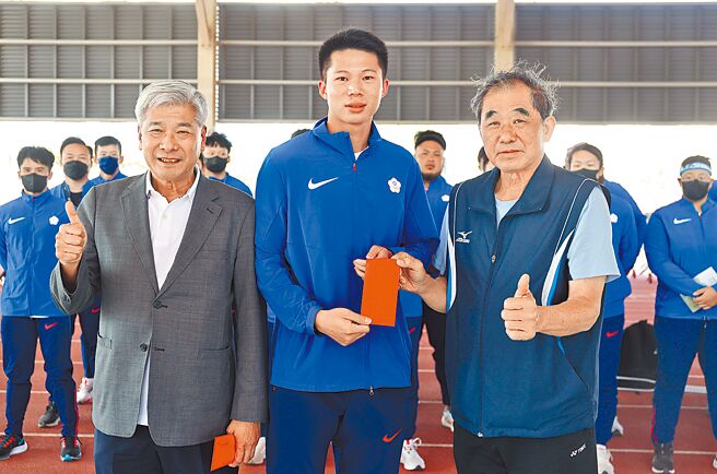中华田协副理事长朱文庆（右）颁发奖金给在亚洲室内锦标赛改写男子三级跳远全国纪录的李允辰（中），期勉他在接下来的比赛能有更加出色表现。（中华田协提供）