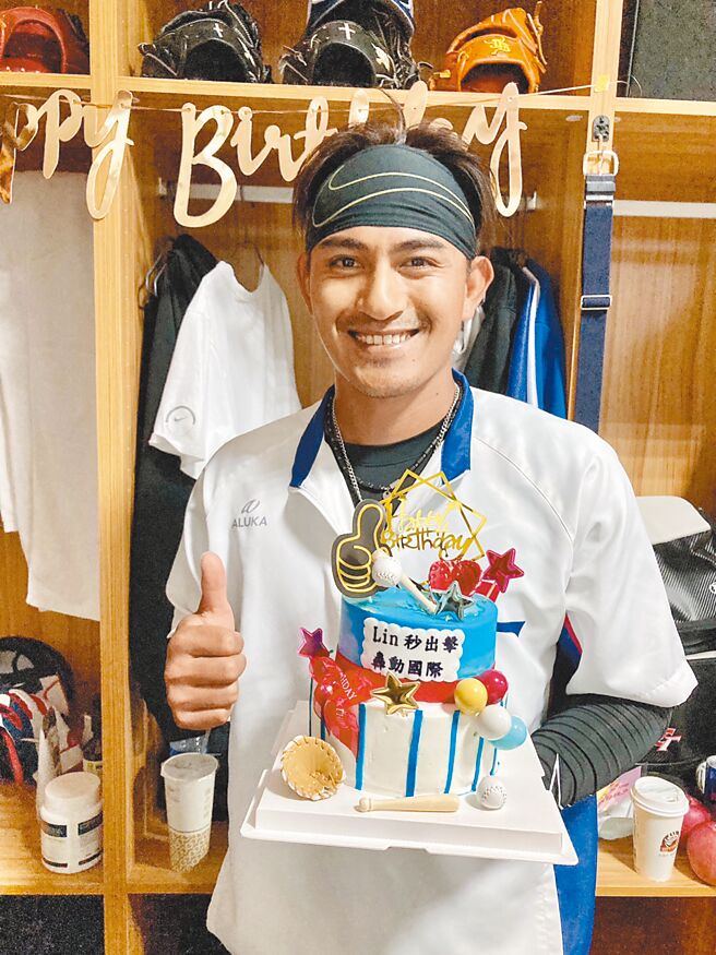 林子伟与大西洋联盟长岛鸭队续约1年，图为日前他在经典赛中华队集训时庆生。（中职提供）