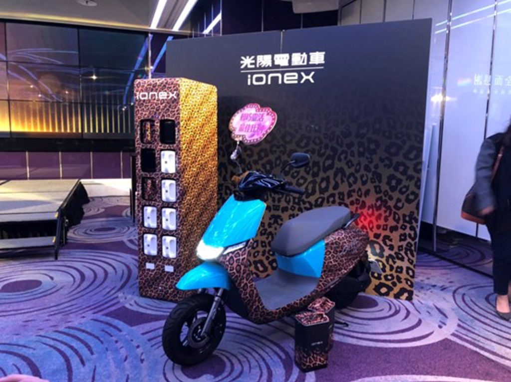 現場展出的豹紋款i-ONE Air，是光陽IONEX特地「客製」送給代言人比莉，全世界獨一無二。（圖／光陽）