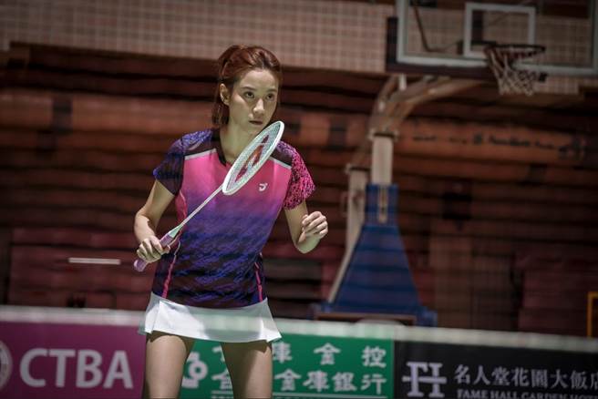 程予希拍摄《决胜的挥拍》被羽球直飞打中左眼。（民视提供）