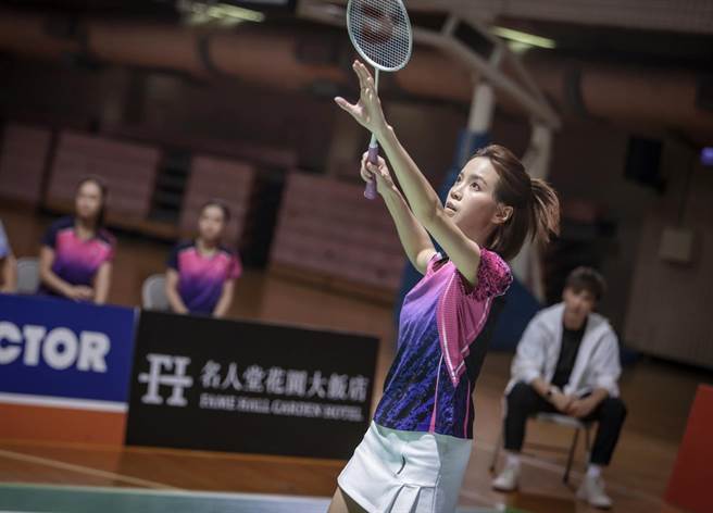 程予希拍摄《决胜的挥拍》被羽球直飞打中左眼。（民视提供）