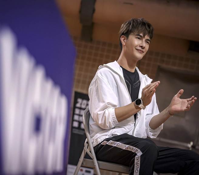 谢佳见最后一集中只能坐在场边觉得手痒。（民视提供）