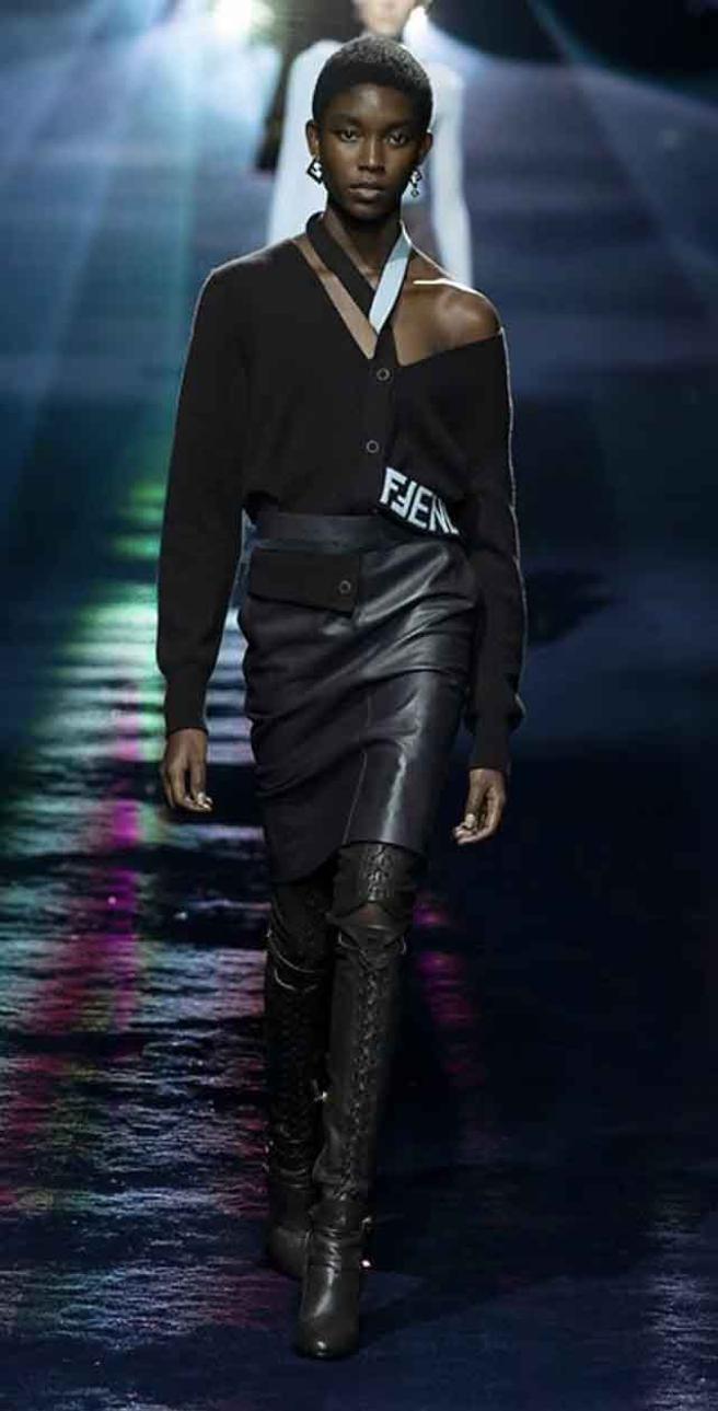 FENDI 本季轮廓俐落优雅，以男装轮廓、布料，搭配蕾丝点缀、贴身剪裁手法增添女性气场。（摘自品牌官网）