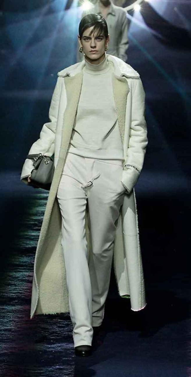 FENDI 本季轮廓俐落优雅，以男装轮廓、布料，搭配蕾丝点缀、贴身剪裁手法增添女性气场。（摘自品牌官网）