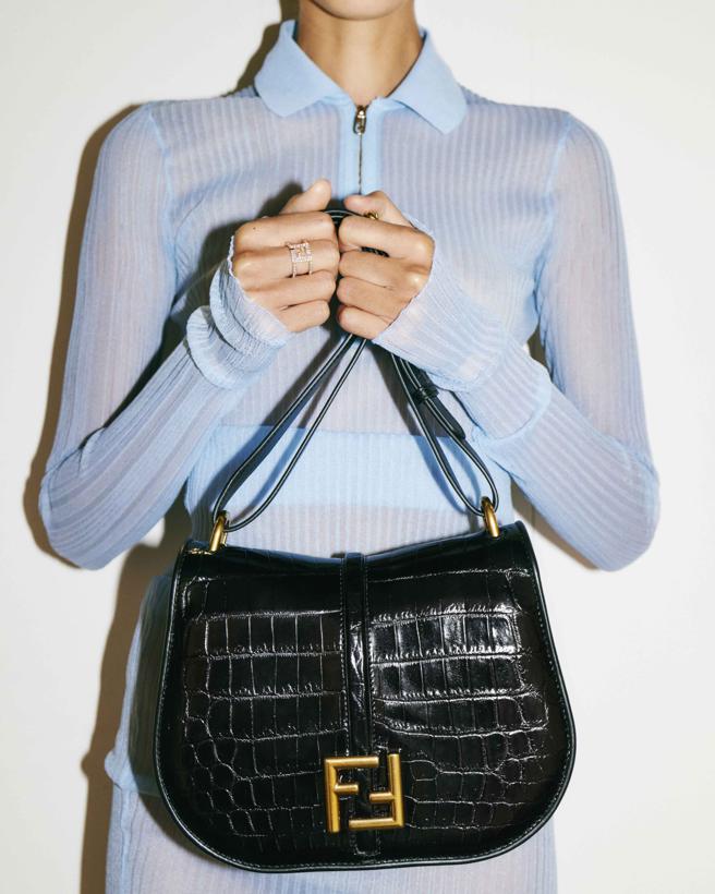 FF LOGO为本季包款设计重点之一。（FENDI提供）