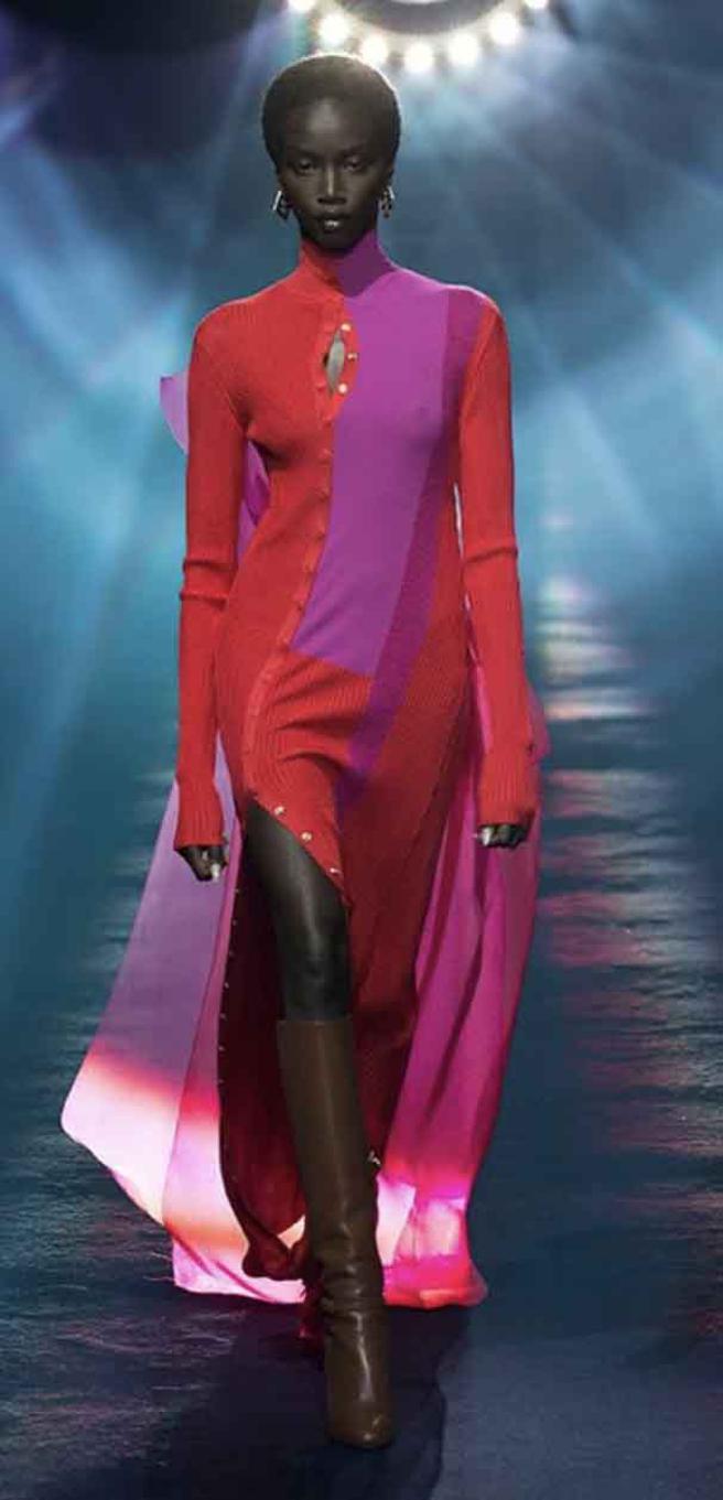 贴合曲线的针织单品是本季亮点单品之一。（摘自品牌官网）