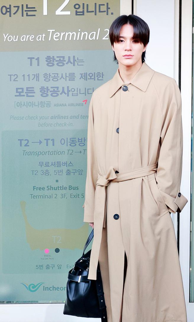 NCT JENO將出席台灣時間2月25日晚上6點半舉辦的FERRAGAMO 2023秋冬時裝秀，Top Handle手提包12萬7000元、男士拼接軍靴5萬1900元、裸色風衣外套13萬9000元、裸色西裝套裝16萬9000元。（FERRAGAMO提供）