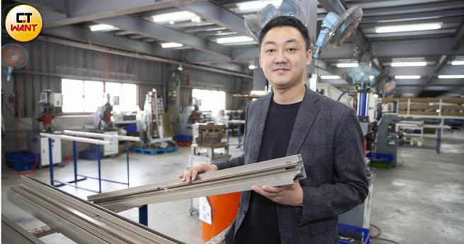 宣称打败日本品牌大厂YKK的「上田铝业」，目前由第三代吴律谦掌舵，在他研发出2000PA水密窗后，决定自创品牌「风光AI窗」，在百货公司设柜攻入高端市场。（图／黄威彬摄）