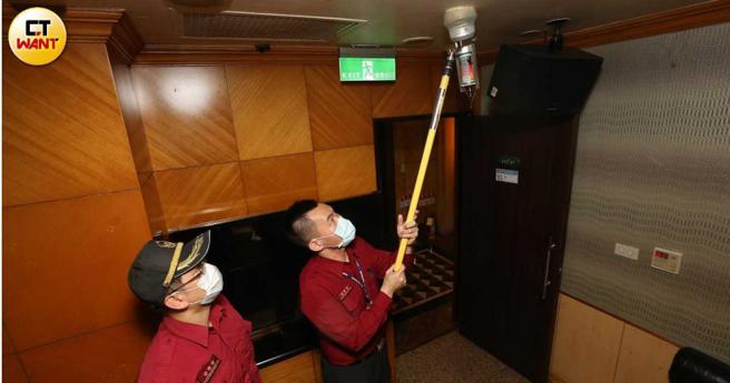 消防员的工作之一是安全检查以保公共场所平安，台积电期望能借用这项专业，让新厂房顺利取得建照和使用执照。（示意图／报系资料照）