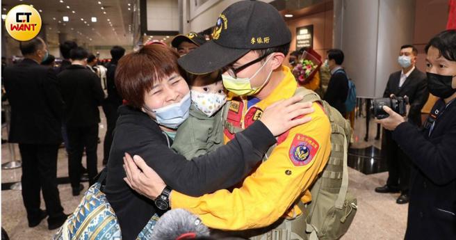 消防员用生命抢救人命，是大眾眼中当之无愧的英雄，但他们工时长、压力大，常为了工作牺牲与家人相处的时间。（示意图／报系资料照）