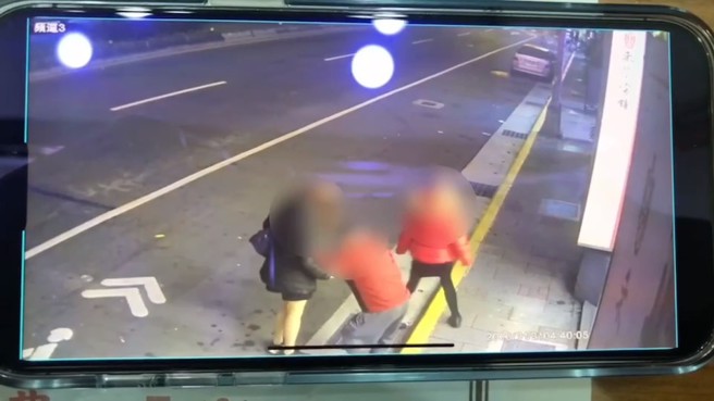 黄、郭二女见黄男酒醉体力不支坐在地上，两人伺机上前由郭女出手行窃黄男口袋内的5万5千元。（简铭柱翻摄）