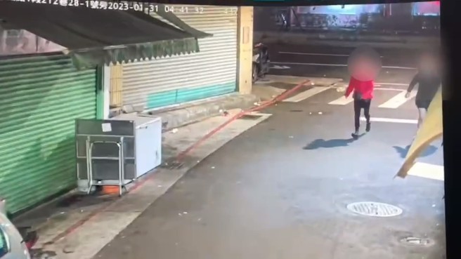 2女窃取黄男身上5万5千元现金，得手后黄男惊觉不对大喊，2女竟拔腿狂奔逃逸。（简铭柱翻摄）