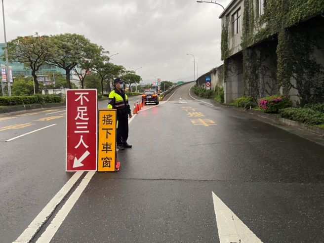 内湖分局员警执行高乘载管制勤务。（简铭柱翻摄）